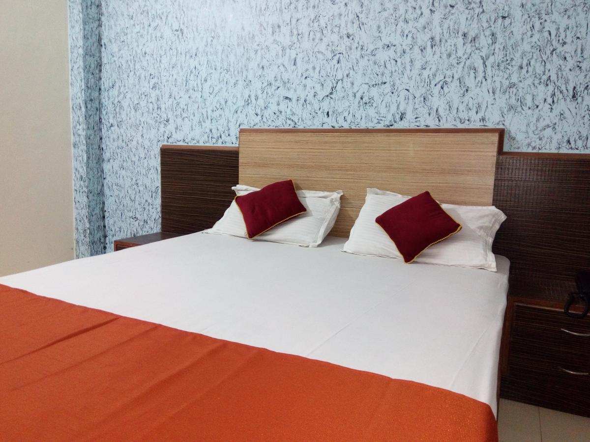 Hotel Sai Samrat Inn パンベル エクステリア 写真